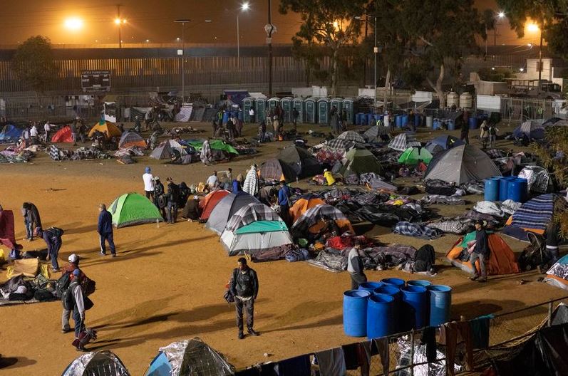 Retiran campamento de migrantes centroamericanos frente a deportivo en Tijuana