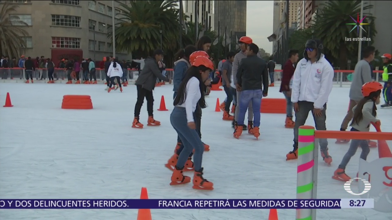 Capitalinos disfrutan de la pista de hielo en Monumento a la Revolución