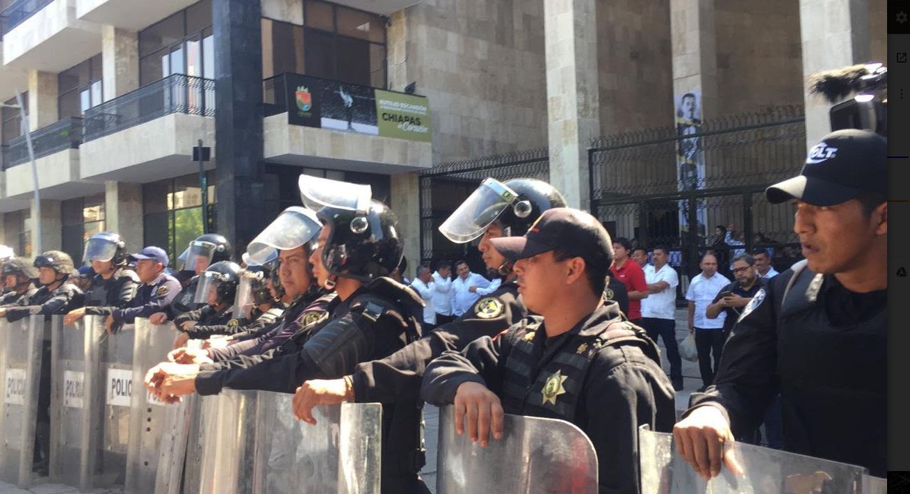 Se enfrentan granaderos y manifestantes en Chiapas