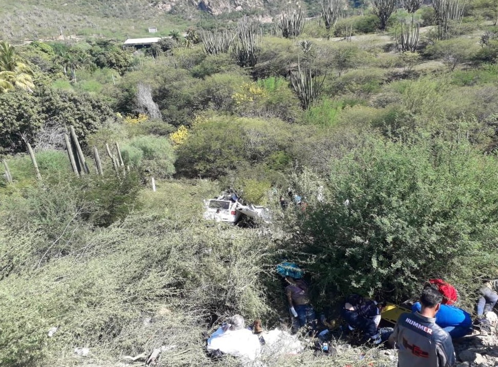 Choque automovilístico deja 3 muertos y 18 heridos en Arteaga, Michoacán