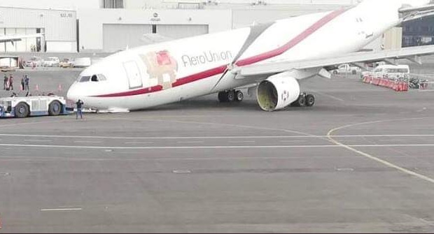 Colapsa tren de aterrizaje de avión en el AICM; no hay lesionados