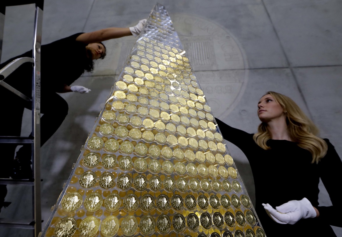 Alemania pone el árbol de Navidad más caro del mundo con 2, 018 monedas de oro