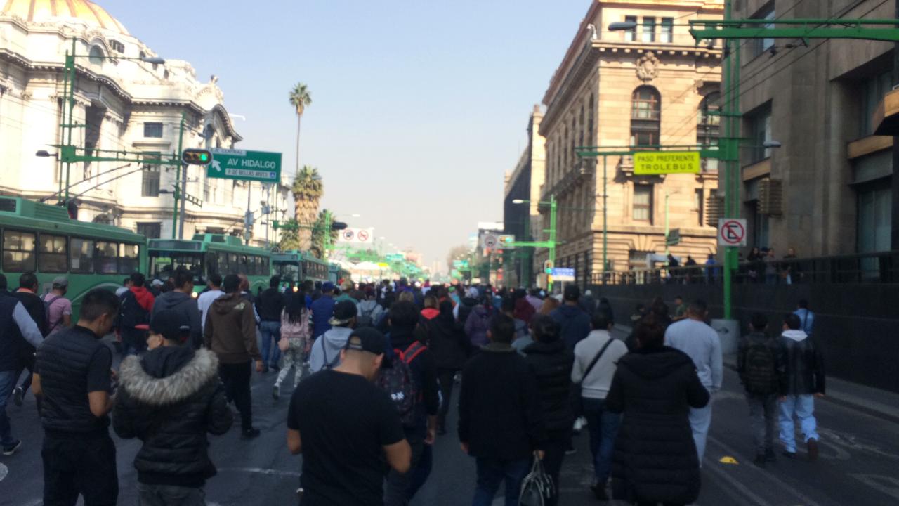 Comerciantes informales marchan sobre Reforma, CDMX