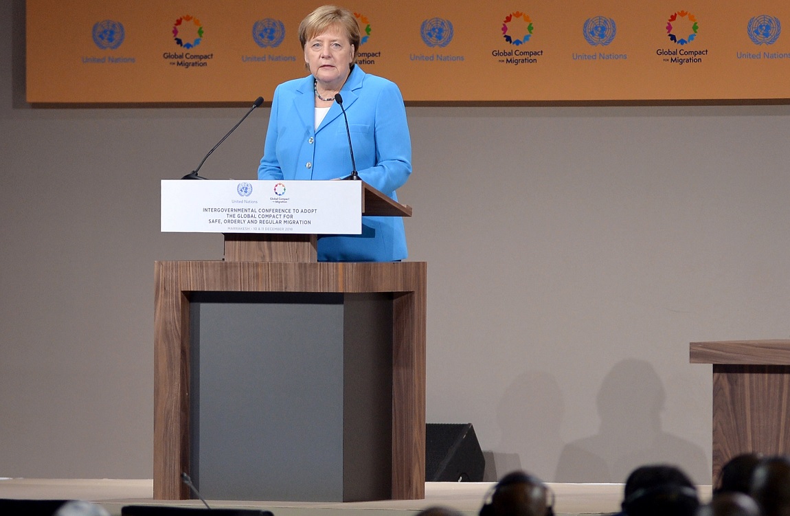 Merkel, ovacionada tras decir Europa necesita a migrantes