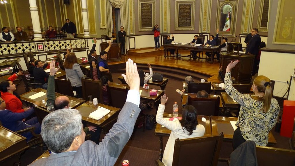 Congreso de Puebla pospone elección para gobernador interino