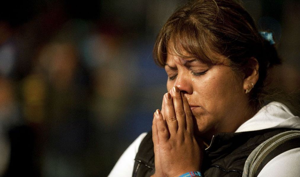 Creyente reza frente a la imagen de la Virgen de Guadalupe en la Basílica (CNN Archivo)