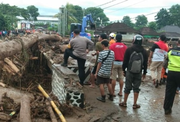 Indonesia: Tsunami deja 43 muertos y 580 heridos