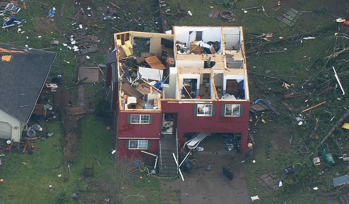 Tornado golpea a Seattle, EU; derriba casas y árboles