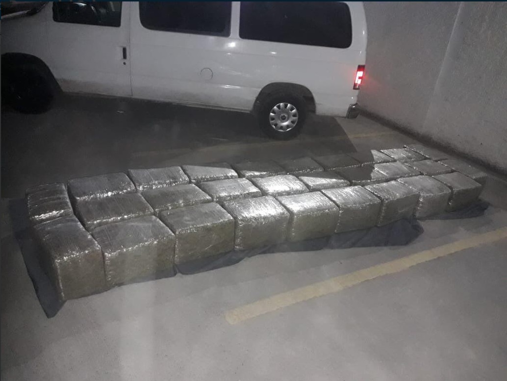 Decomisan 285 kilos de marihuana en una camioneta abandonada en Monterrey