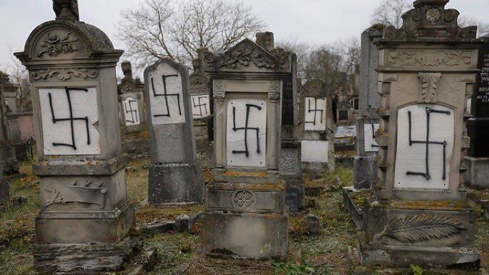 Profanan cementerio judío en Francia con esvásticas