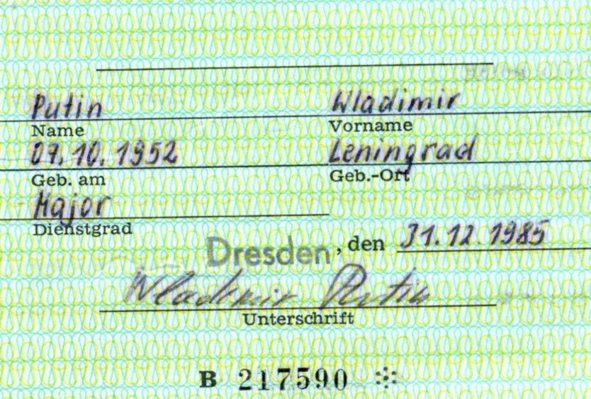 El carné incluye el nombre y firma de Vladimir Putin, quien a su llegada a Alemania en 1985 ostentaba el cargo de Mayor (Reuters)