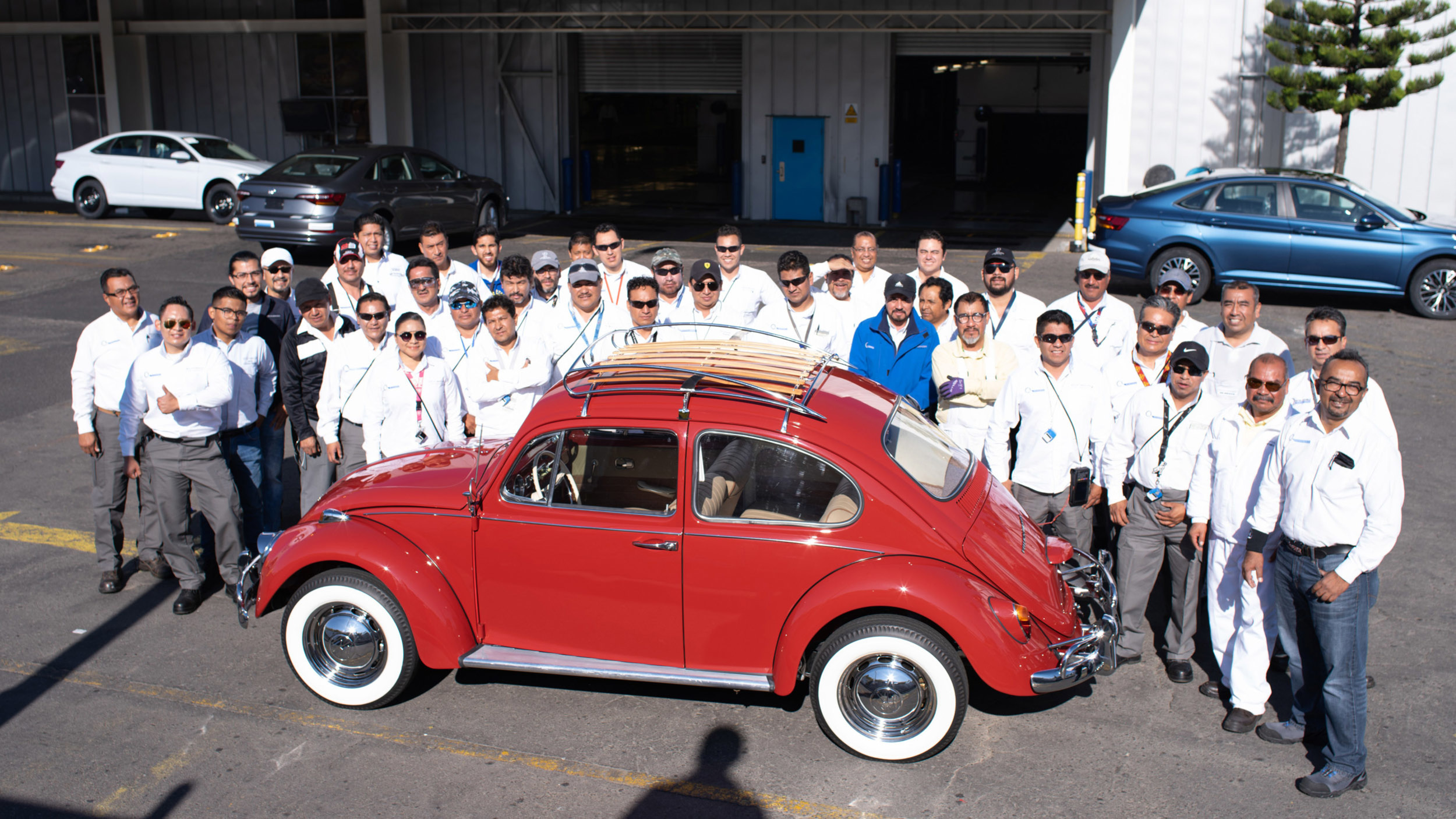 El equipo de trabajadores de Volkswagen sonríe frente a la cámara junto a 'Annie' (Volkswagen)