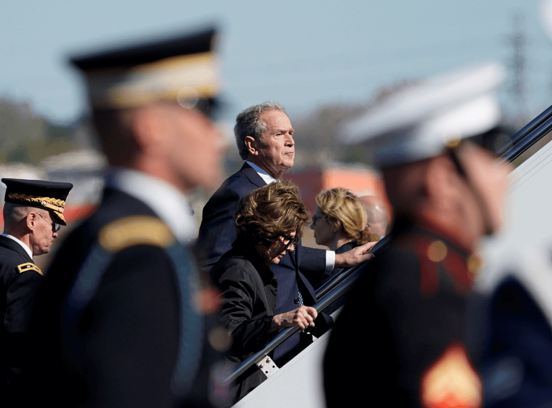 El expresidente George W. Bush y su esposa Laura abordan el avión. (AP) 