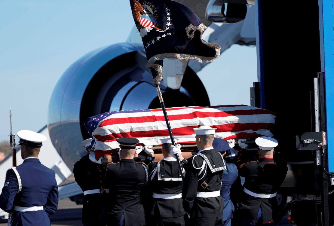 Los restos de George H.W. Bush parten hacia Washington