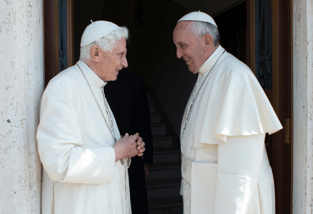 El papa visita a Benedicto XVI; le felicita por Navidad