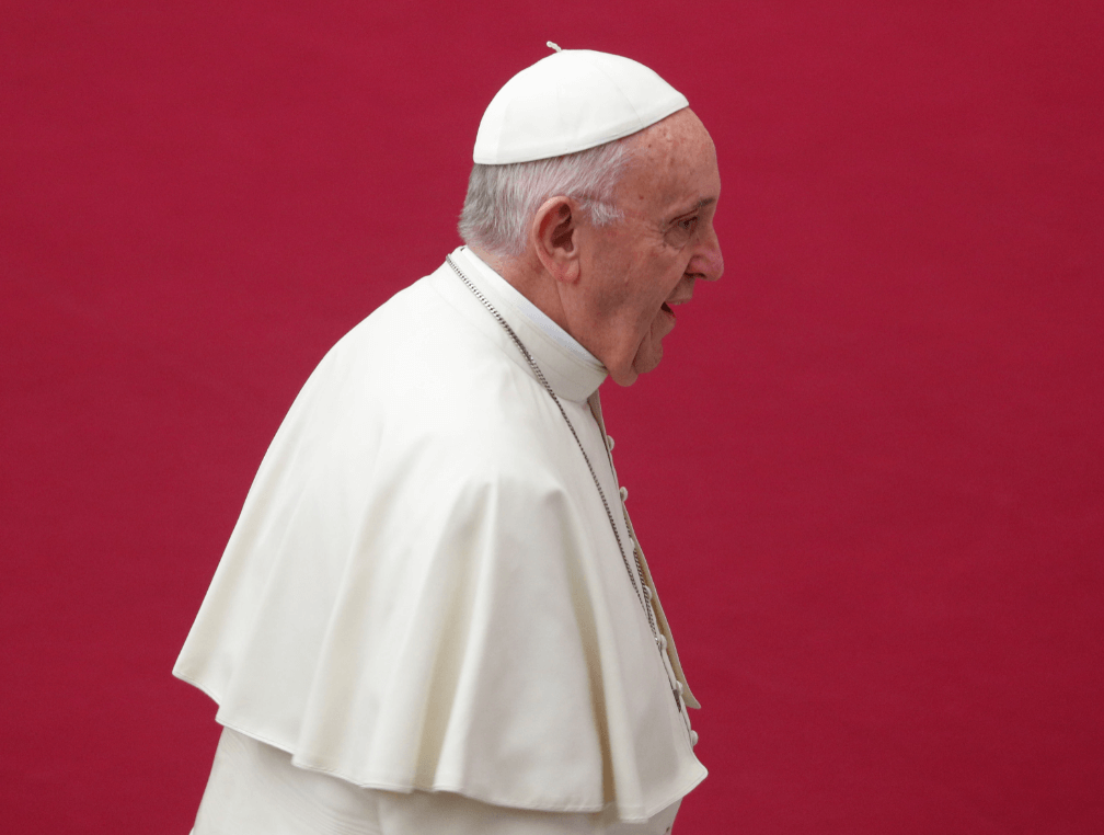 El papa remueve a dos de sus asesores por escándalos
