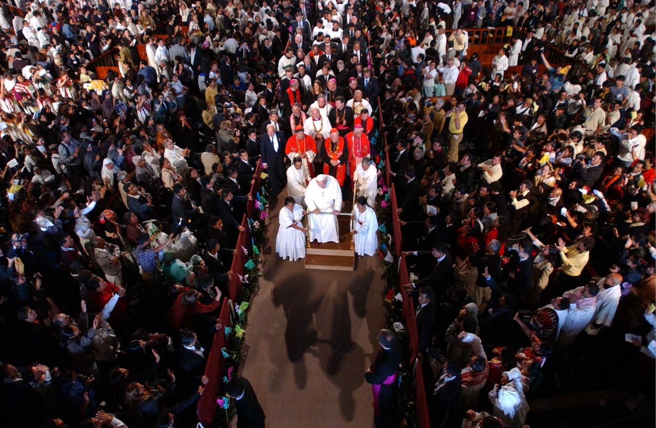 El papa Juan Pablo II visitó la Basílica de Guadalupe en 2002 para beatificar al indio Juan Diego (AP Images)