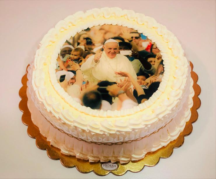 El pastel de cumpleaños del papa Francisco, al centro de la fotografía (Vatican Media)