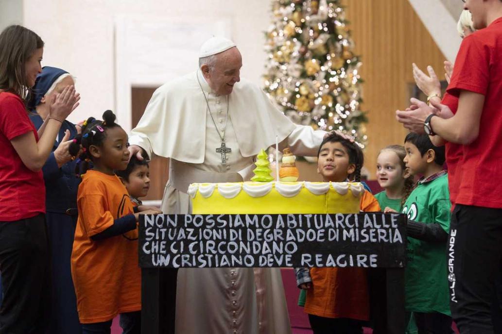 El pastel que recibió el papa Francisco a sus 82 años