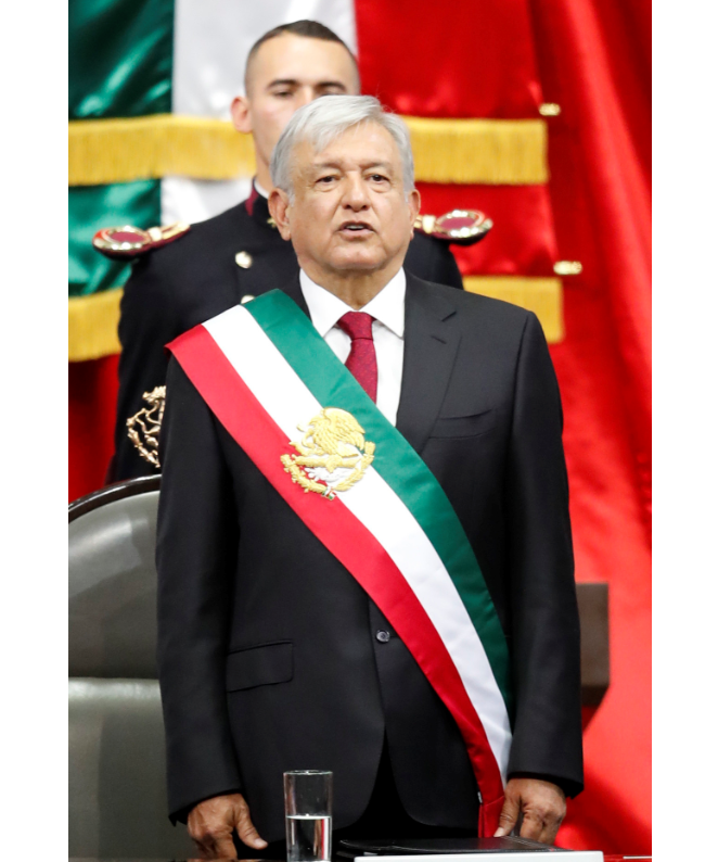 El presidente López Obrador entona el Himno Nacional. (AP)
