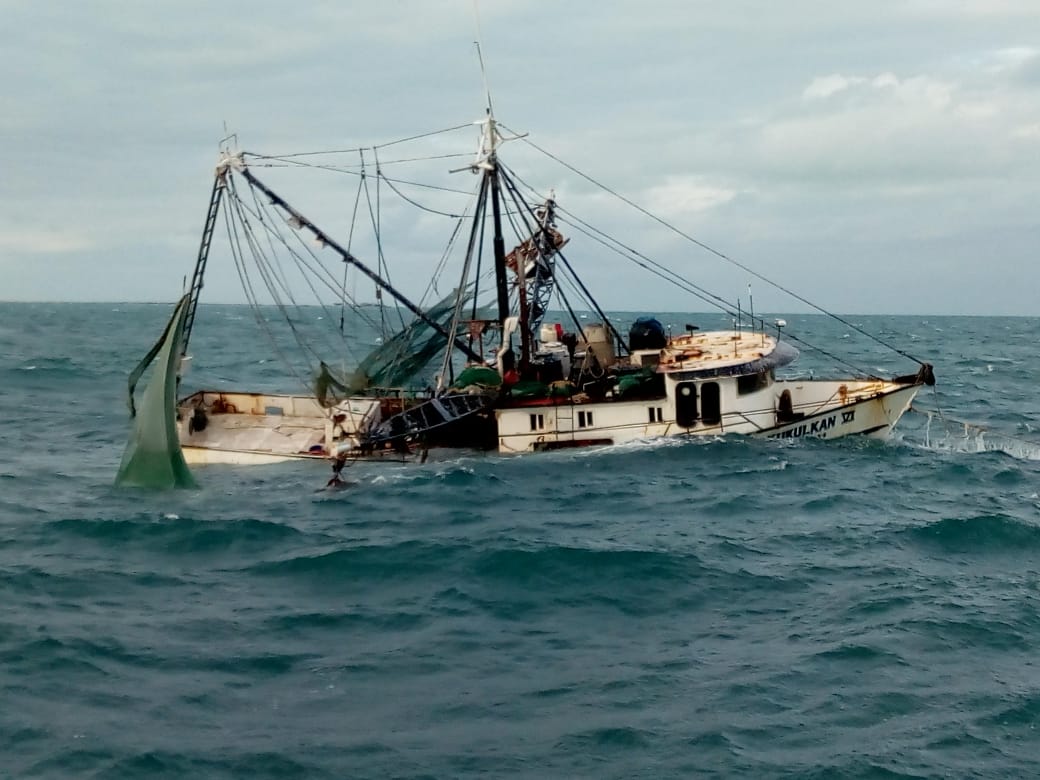 Marina rescata a tripulantes de embarcación accidentada en Isla Mujeres