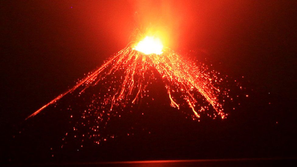 En esta foto de Julio de 2018, material incandescente sale del cráter del Anak Krakatau (GettyImages)