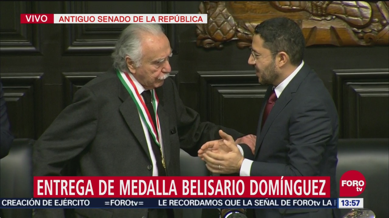 Entregan medalla Belisario Domínguez al periodista Carlos Payán Velver