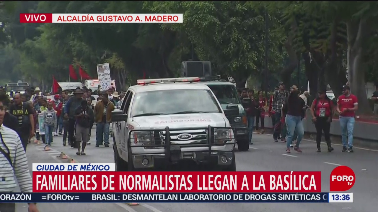 Familiares de normalistas llegan a la Basílica de Guadalupe