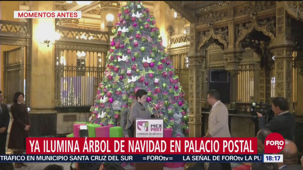 Encienden árbol de Navidad en el Palacio Postal, CDMX