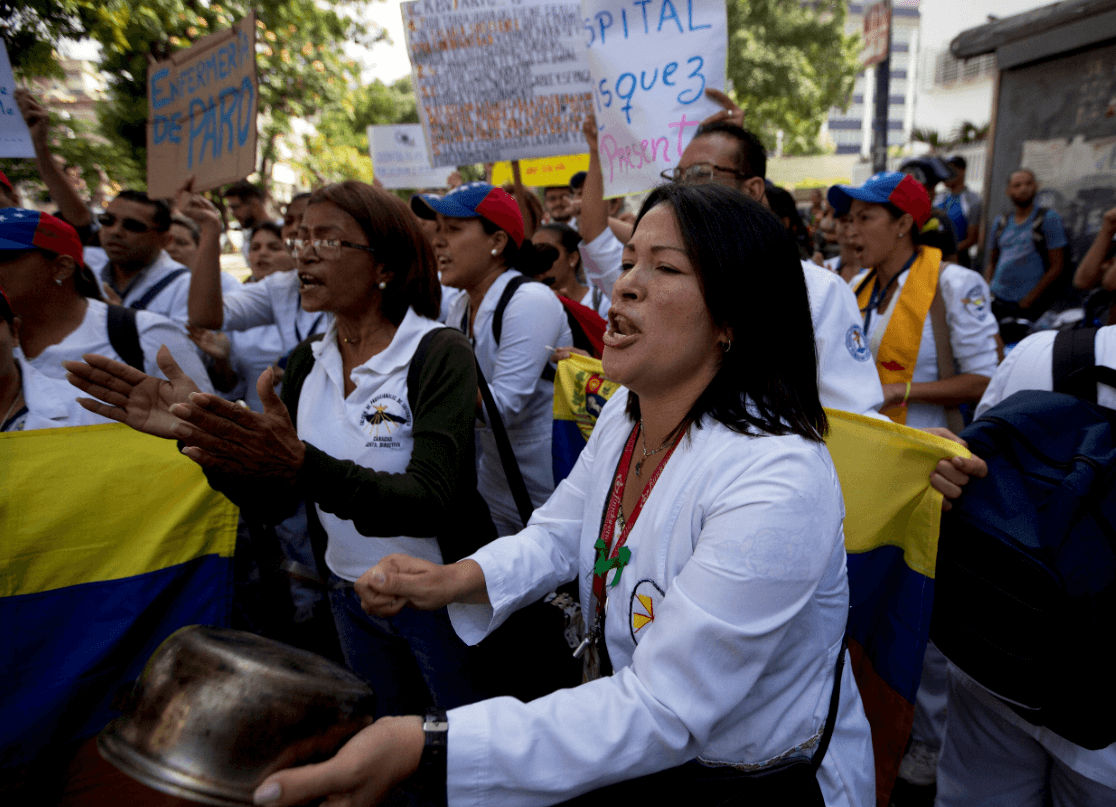 Enfermeras venezolanas denuncian despidos tras protestas