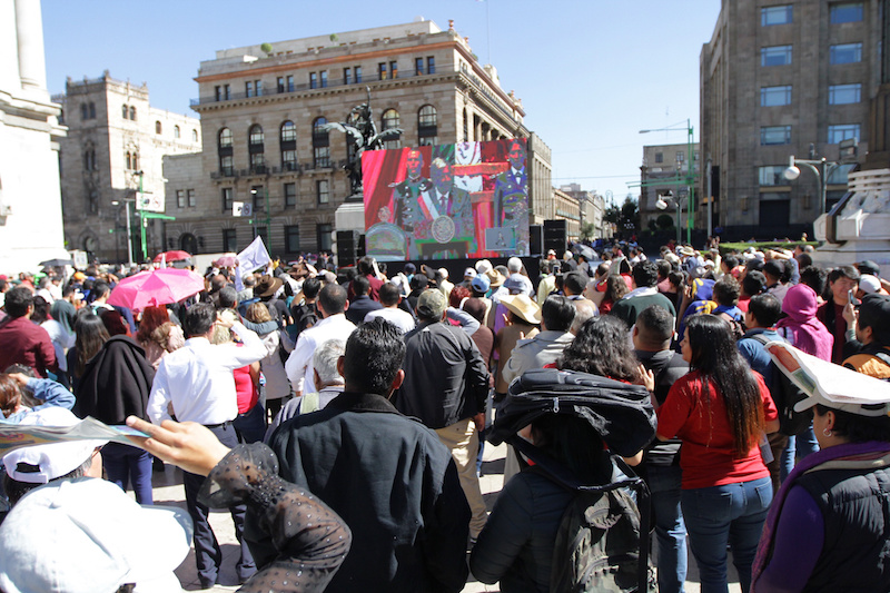Legisladores de oposición protestan durante la toma de posesión de AMLO.