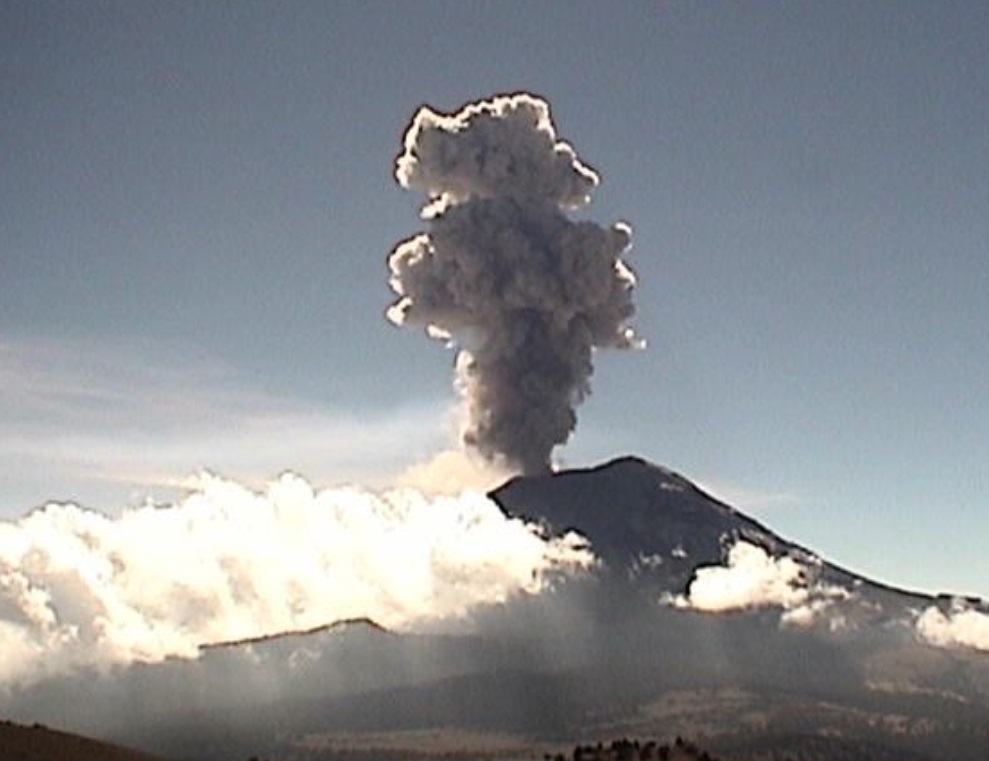 Popocatépetl registra exhalación de dos mil metros de altura