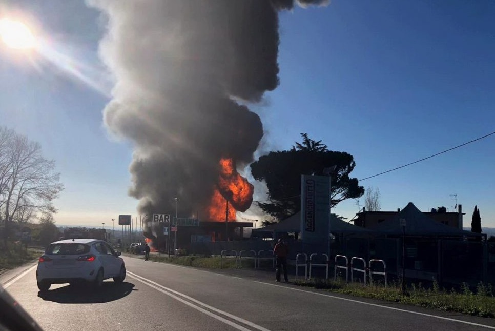 Explosión en gasolinera al norte de Roma, Italia, deja dos muertos y 17 heridos