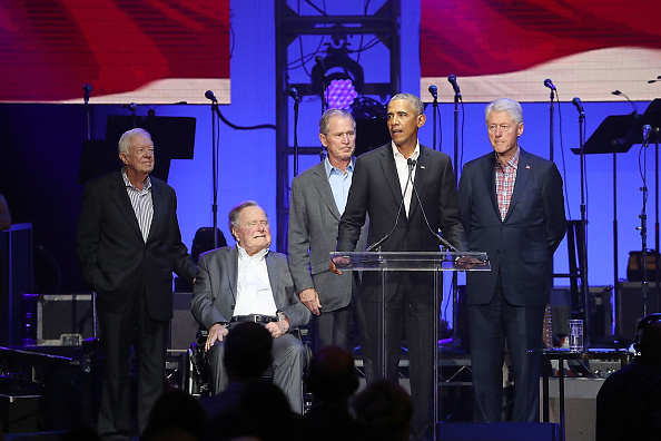 Expresidentes de Estados Unidos destacan el servicio público de Bush padre