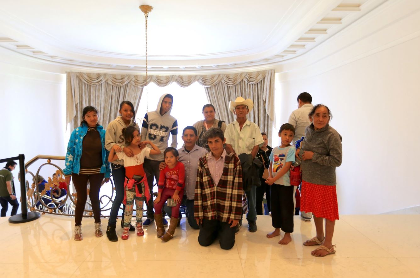 Familia de Guerrero se vuelve símbolo del cambio en Los Pinos