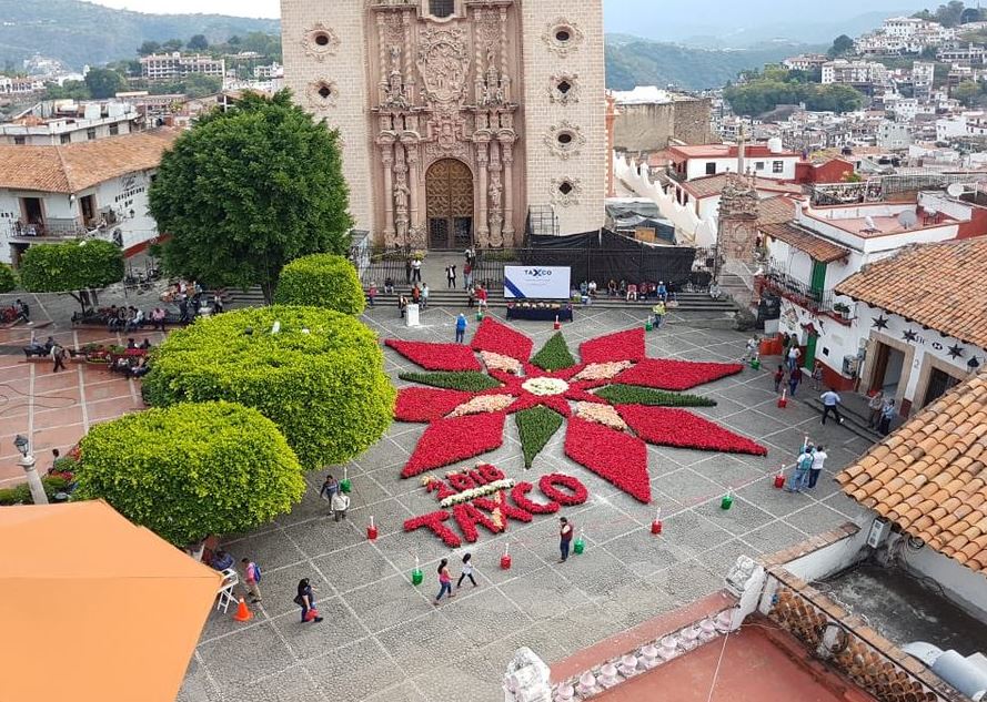 Instalan una flor de Nochebuena gigante en Taxco, Guerrero