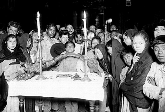Fotografía de 1921 en el que aparece el Cristo del atentado rodeado de feligreses (AP Images/Archivo)