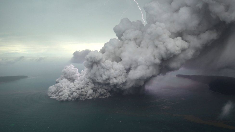Fotografía desde otro ángulo de la explosión, con un rayo provocado por la separación de carga eléctrica (Reuters)