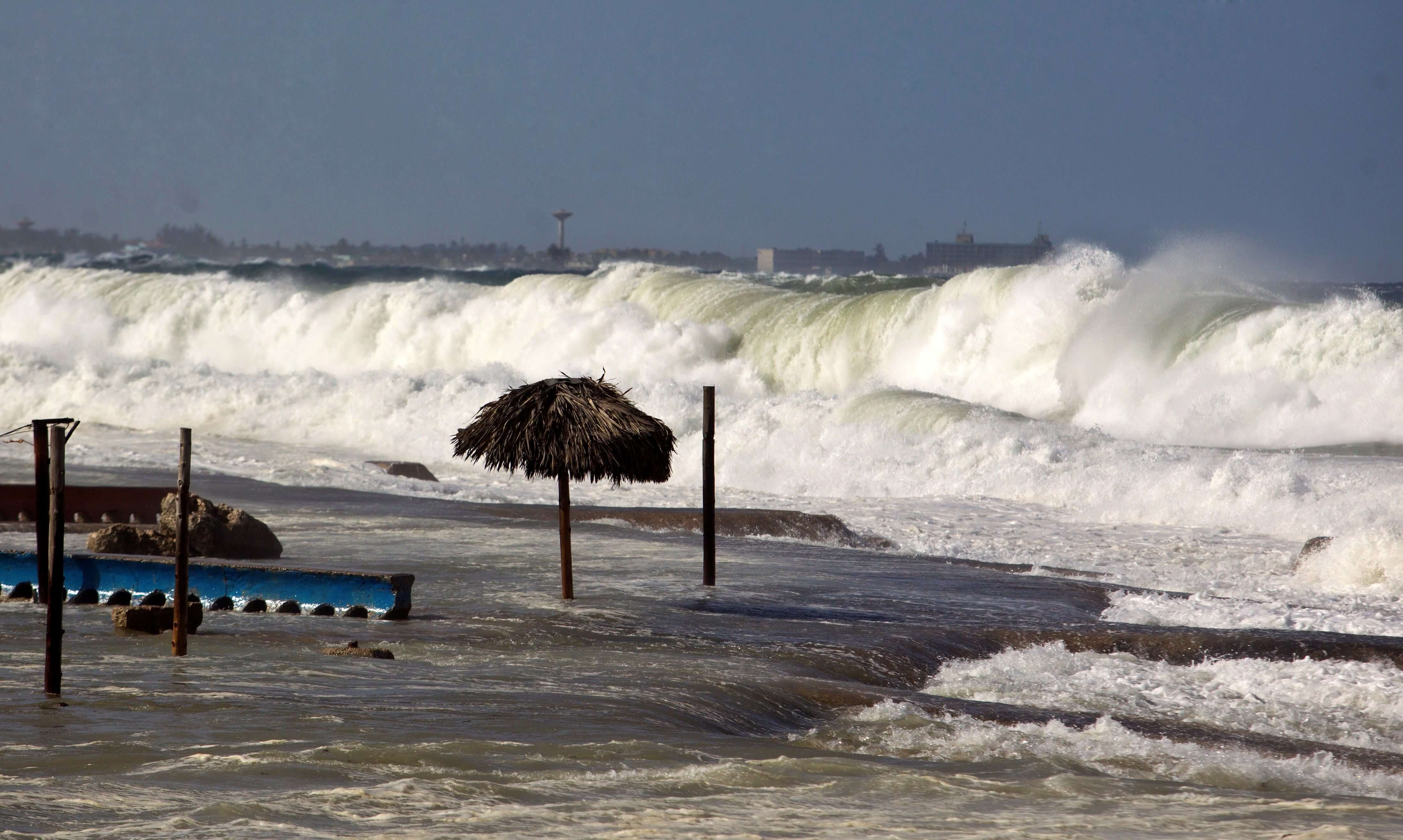 Cuba: Fuerte oleaje ocasiona inundaciones en zonas costeras