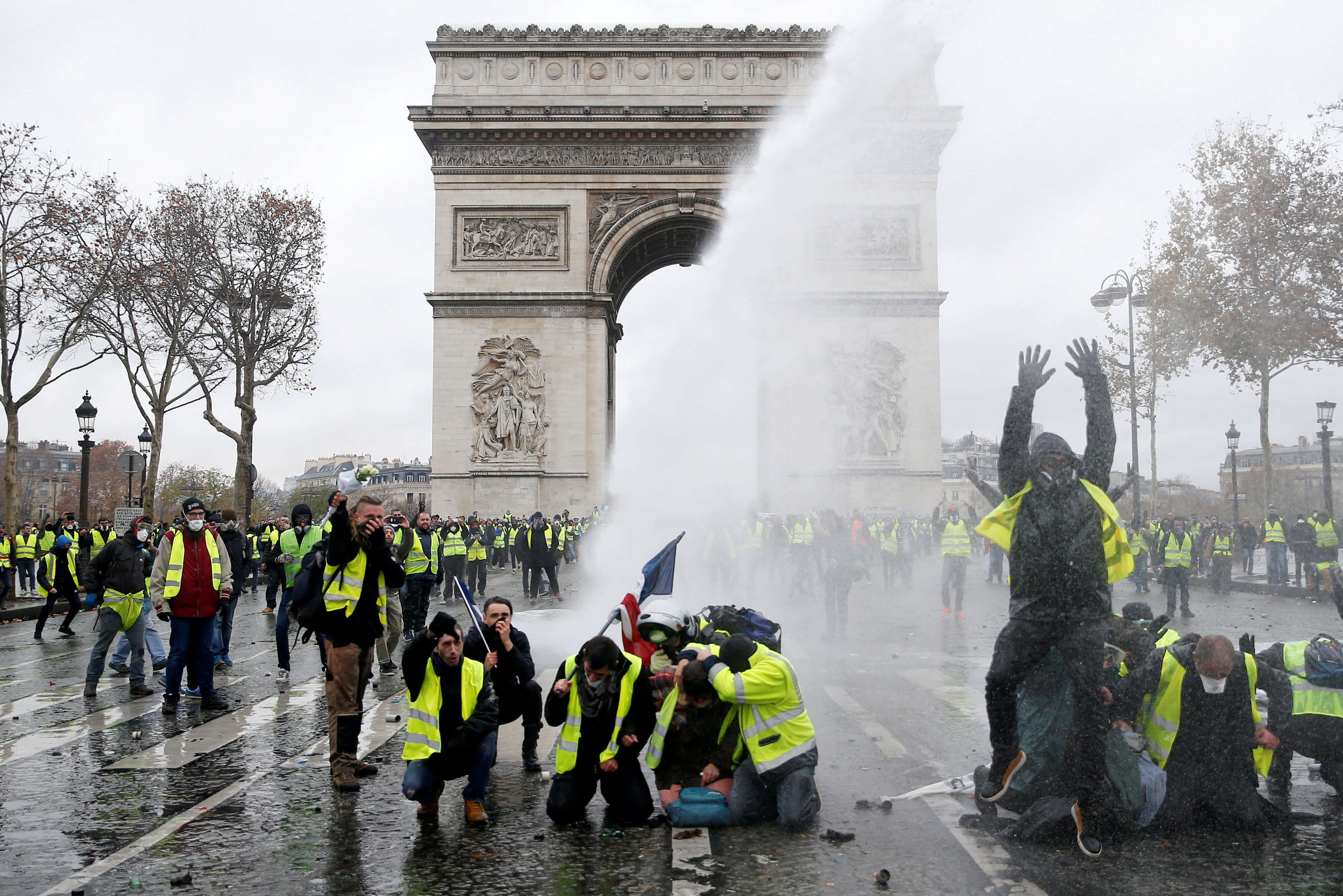 Protestas por alza en combustibles exhiben fractura social en Francia