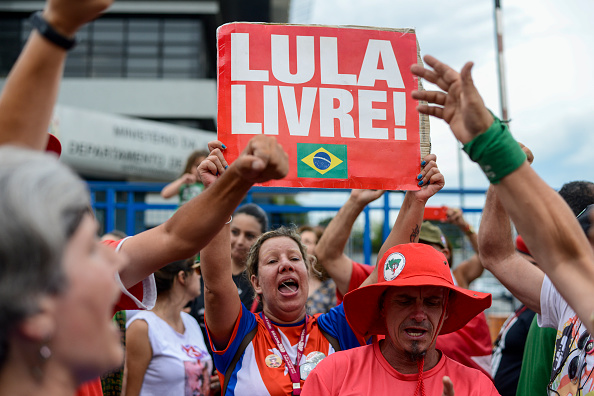 Suspenden fallo de juez que otorgaría libertad al expresidente Lula