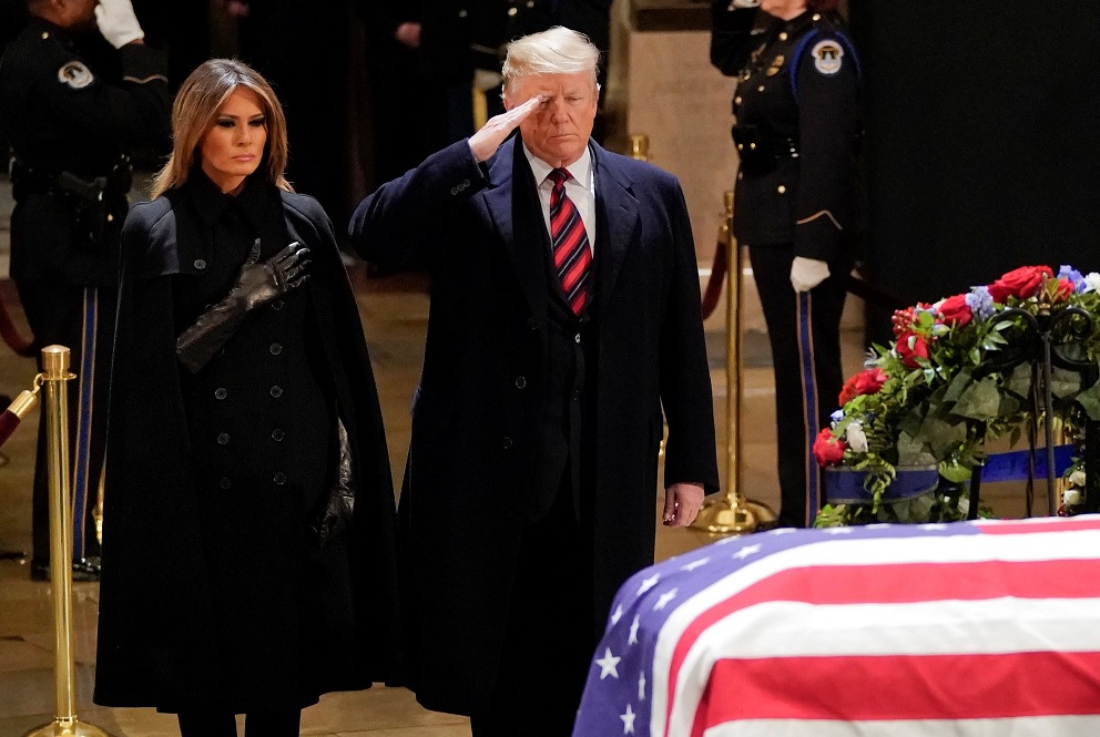 Melania y Donald Trump rinden homenaje a George H. W. Bush