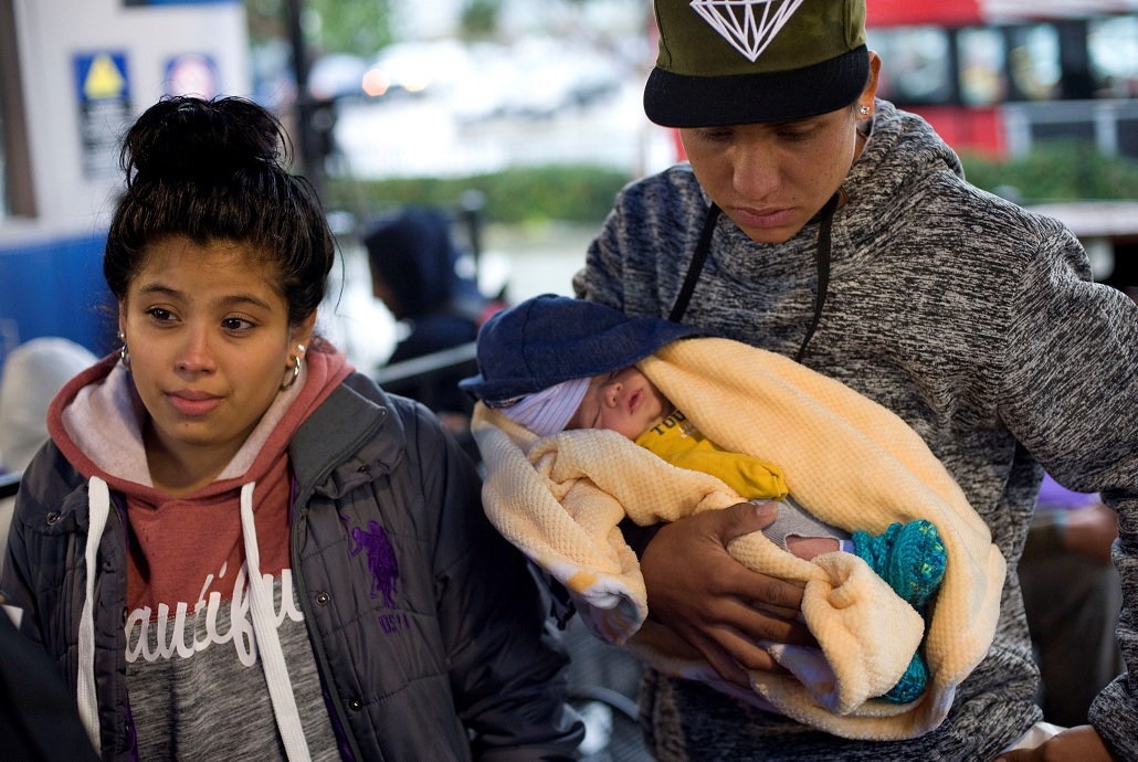 Pareja de migrantes de la caravana celebra nacimiento de hijo en EEUU
