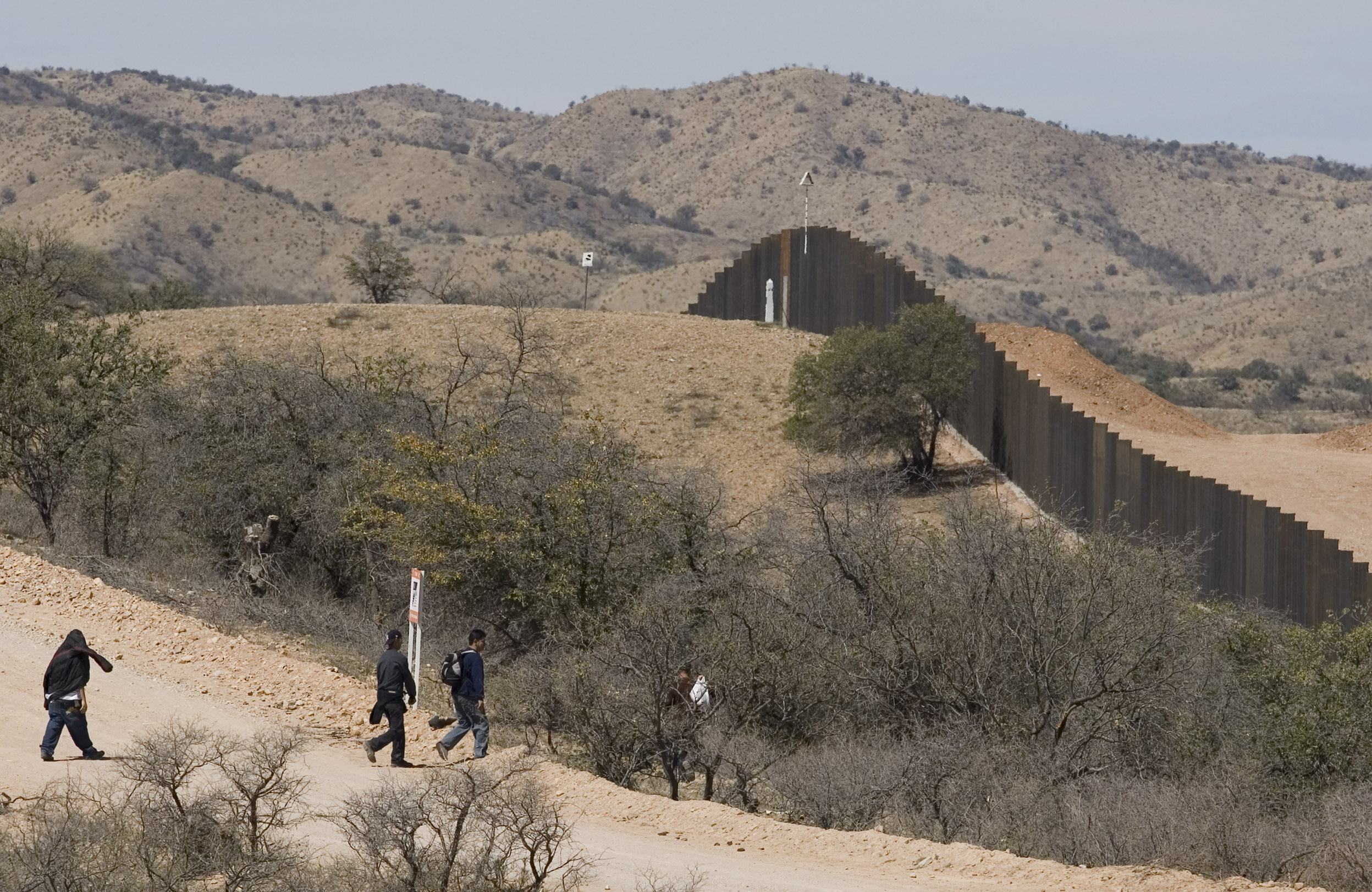 Foto: Un grupo de migrantes caminan en la frontera de México-Estados Unidos, 24 enero 2019