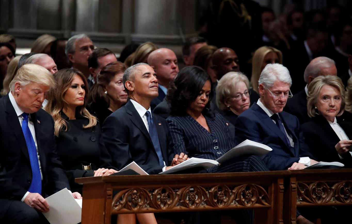 Trump saluda a Obama, pero no a Hillary Clinton, en funeral