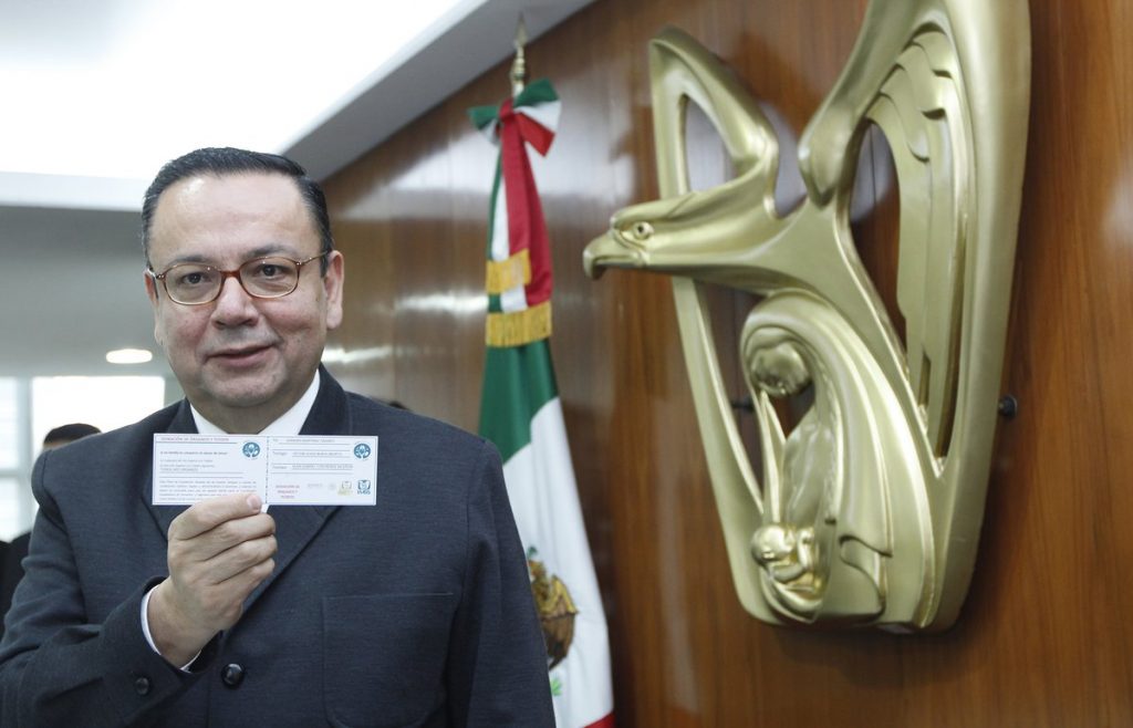 Germán Martínez muestra su credencial como donador