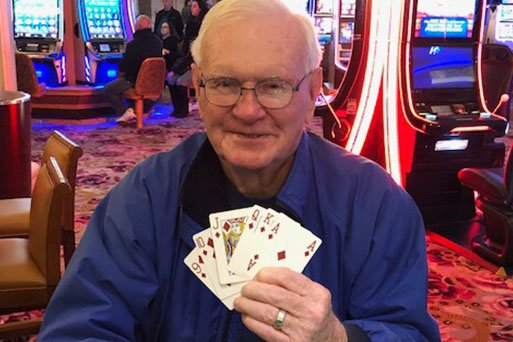 Hombre de 85 años gana un millón de dólares en partida de póker