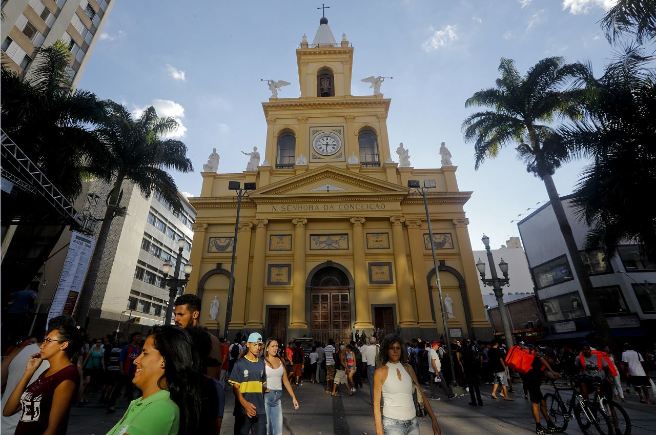 Rinden homenaje a víctimas de tiroteo en catedral de Brasil
