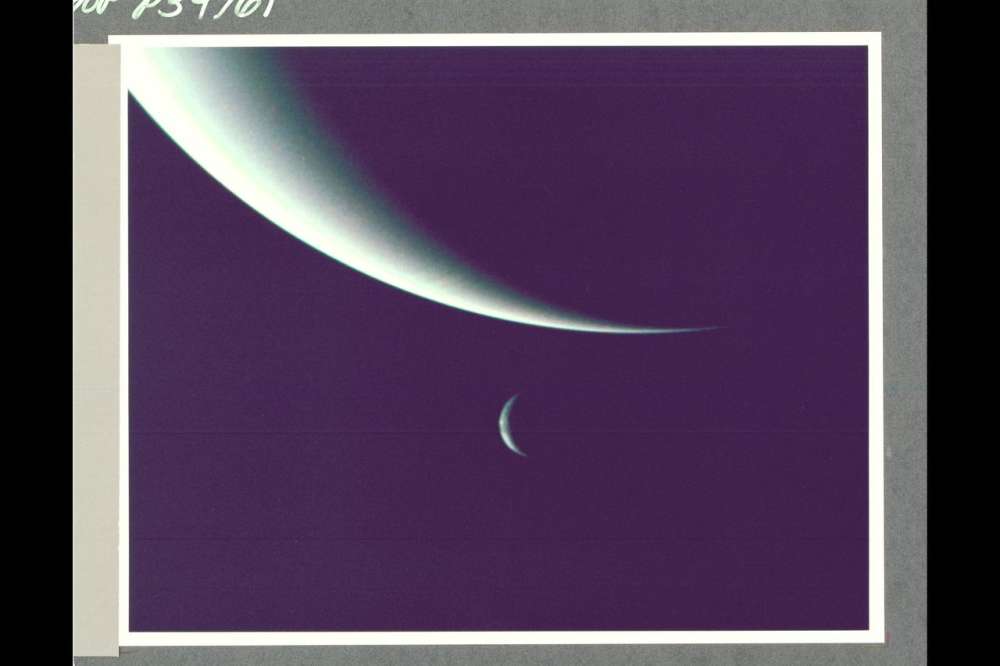 Imagen de Neptuno y su luna Tritón, tomada por la sonda Voyager 2 antes de aproximarse a Neptuno en 1989 (NASA)