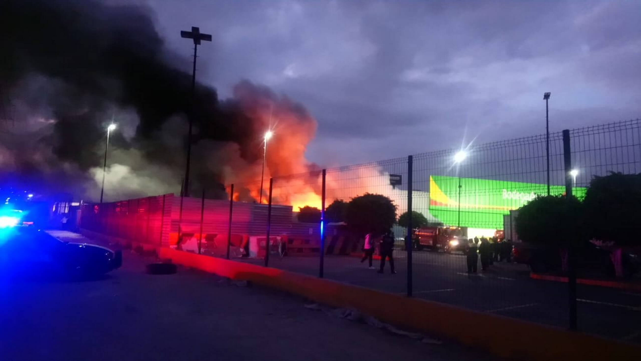 Se registra incendio área juguetería de tienda Naucalpan